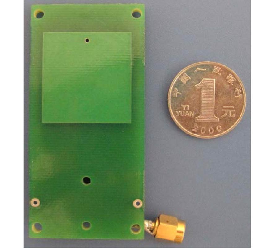 A WIDEBAND STACKED SHORTED ANTENNA FOR MINIATURIZED ACTIVE RFID TAGS
