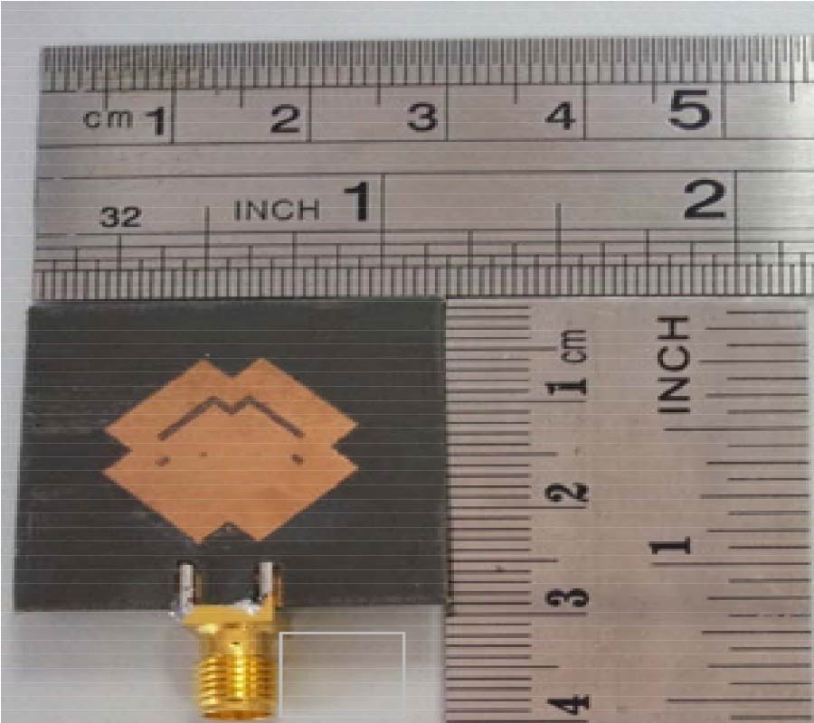 TRUNCATED RHOMBUS-LIKE SLOTTED ANTENNAS WITH APERTURE COUPLING TECHNIQUE