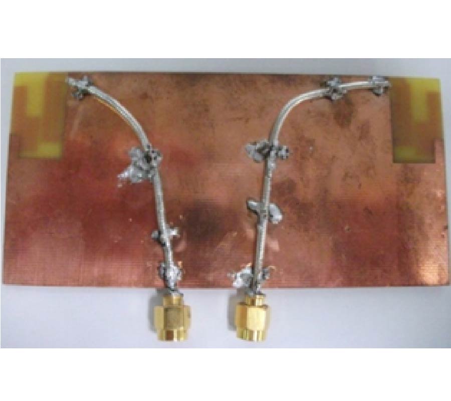 A COMPACT MIMO ANTENNA SYSTEM DESIGN WITH LOW CORRELATION FROM 1710 MHZ TO 2690 MHZ