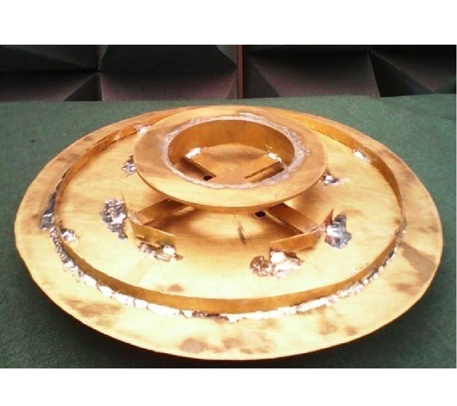 A NOVEL LOW-PROFILE QUADRIPOD KETTLE ANTENNA WITH ENHANCED BANDWIDTH