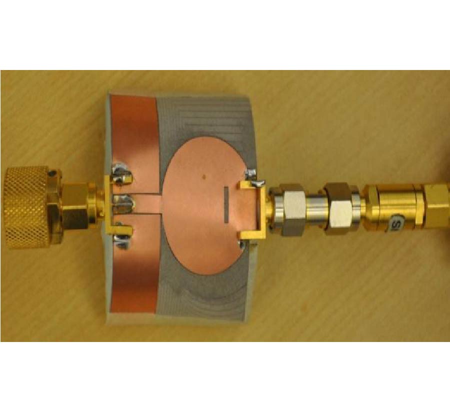 INTEGRATED FLEXIBLE UWB/NB ANTENNA CONFORMED ON A CYLINDRICAL SURFACE