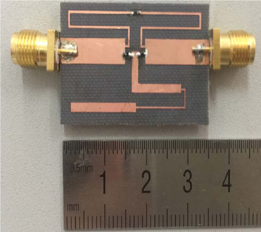 A TRI-BAND NEGATIVE GROUP DELAY CIRCUIT FOR MULTIBAND WIRELESS APPLICATIONS