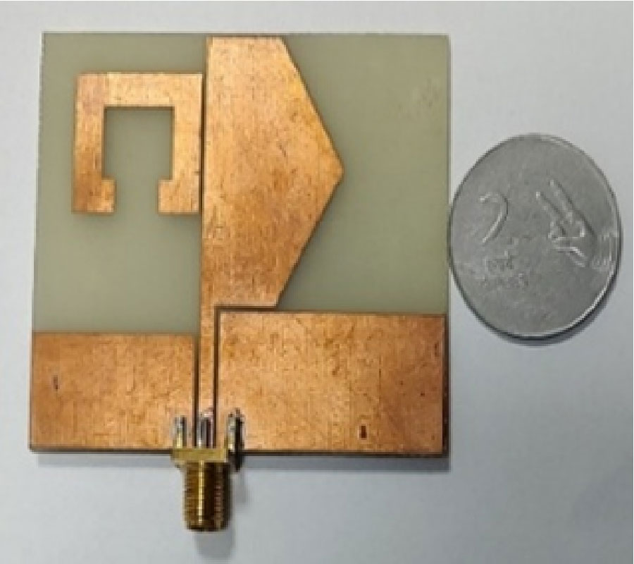 Compact CPW Fed Semi-hexagonal Broadband CP Antenna for IoT Applications