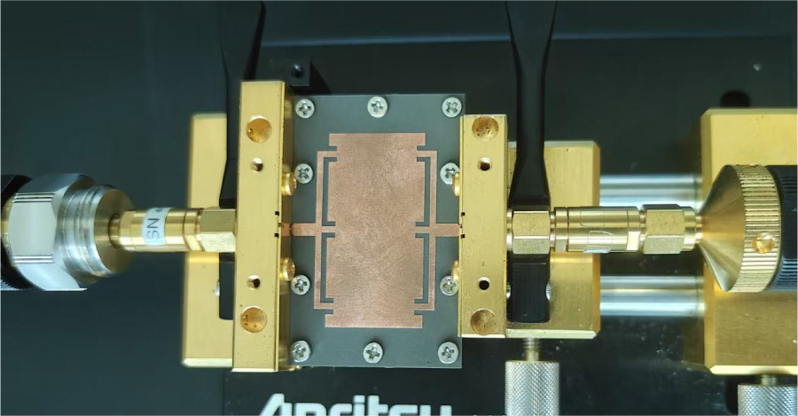 Single-cavity Triple-mode Bandpass Filter Based on a Novel Combined-type Rectangular Patch Resonator