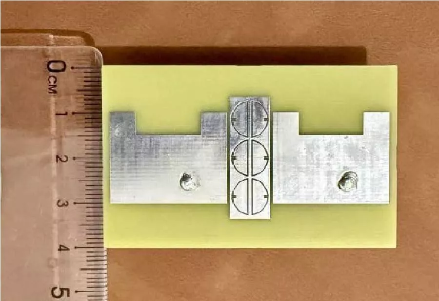 A Low Mutual Coupling Dual-Band MIMO Antenna Based on Symmetrical Complementary Double-Split-Ring Resonators