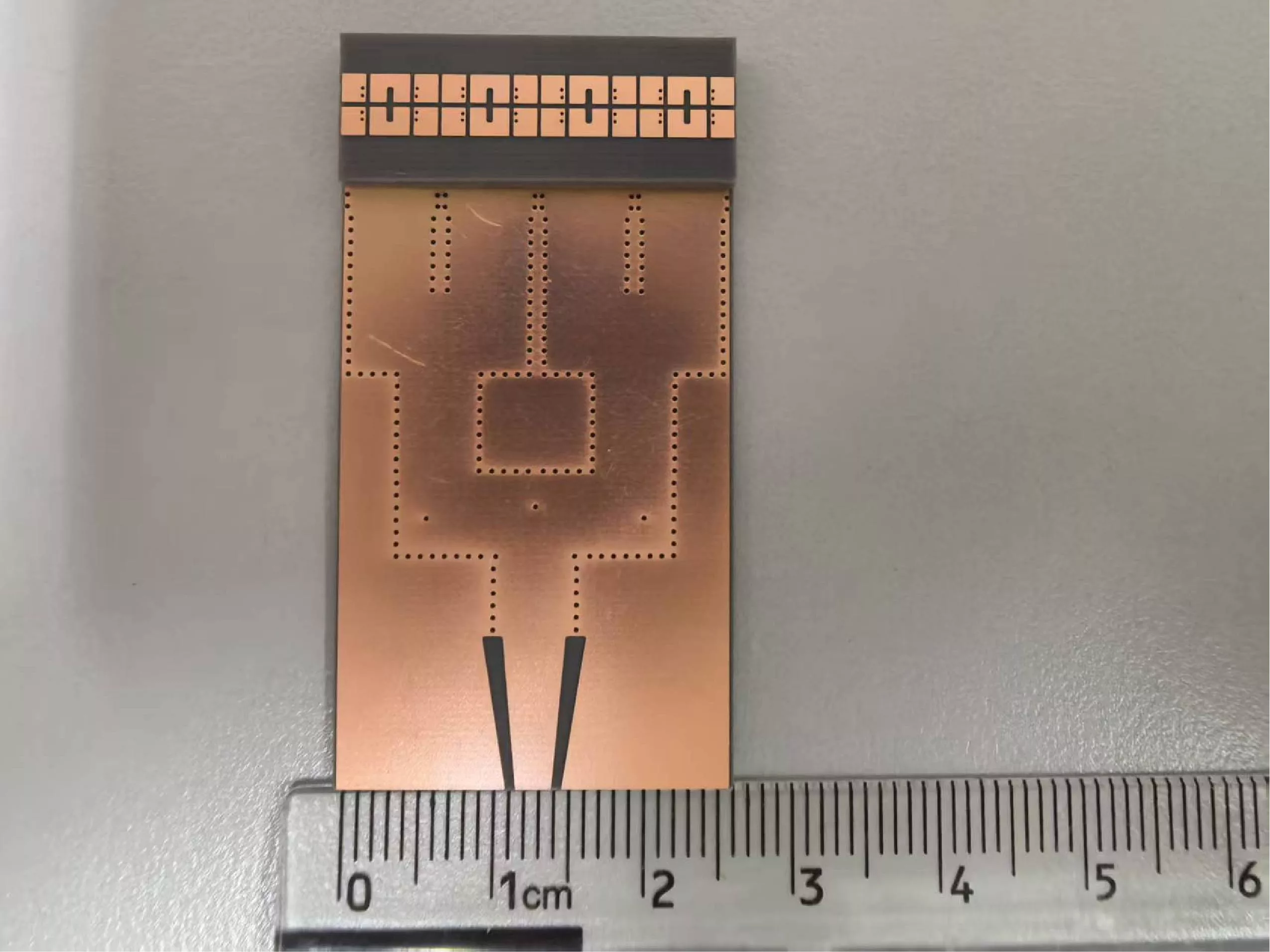 Design of a Three-layer SIW Broadband 1×4 Dipole Patch Array Antenna Driven by Slot Feeding