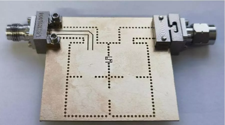A Cross-Coupled SIW Filter with Quasi-Elliptic Response and Enhanced Stopband Suppression Using Opposite-Face GCPW Feeding